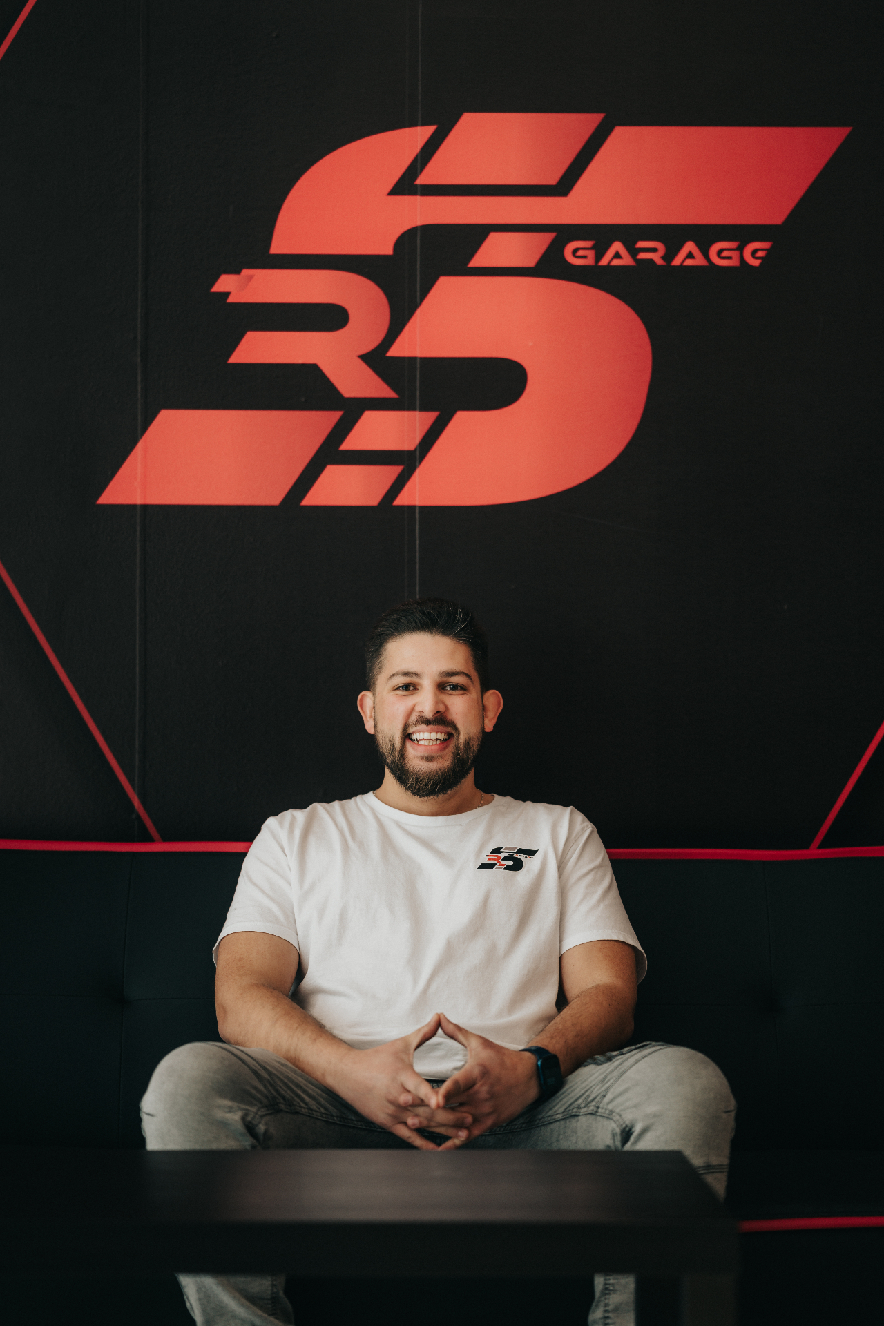 Кирил Стоянов пред логото на SimRacing Garage